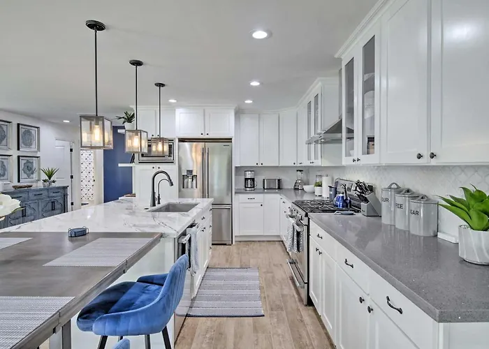 Families Welcome! Gem W/ Pool & Jacuzzi *